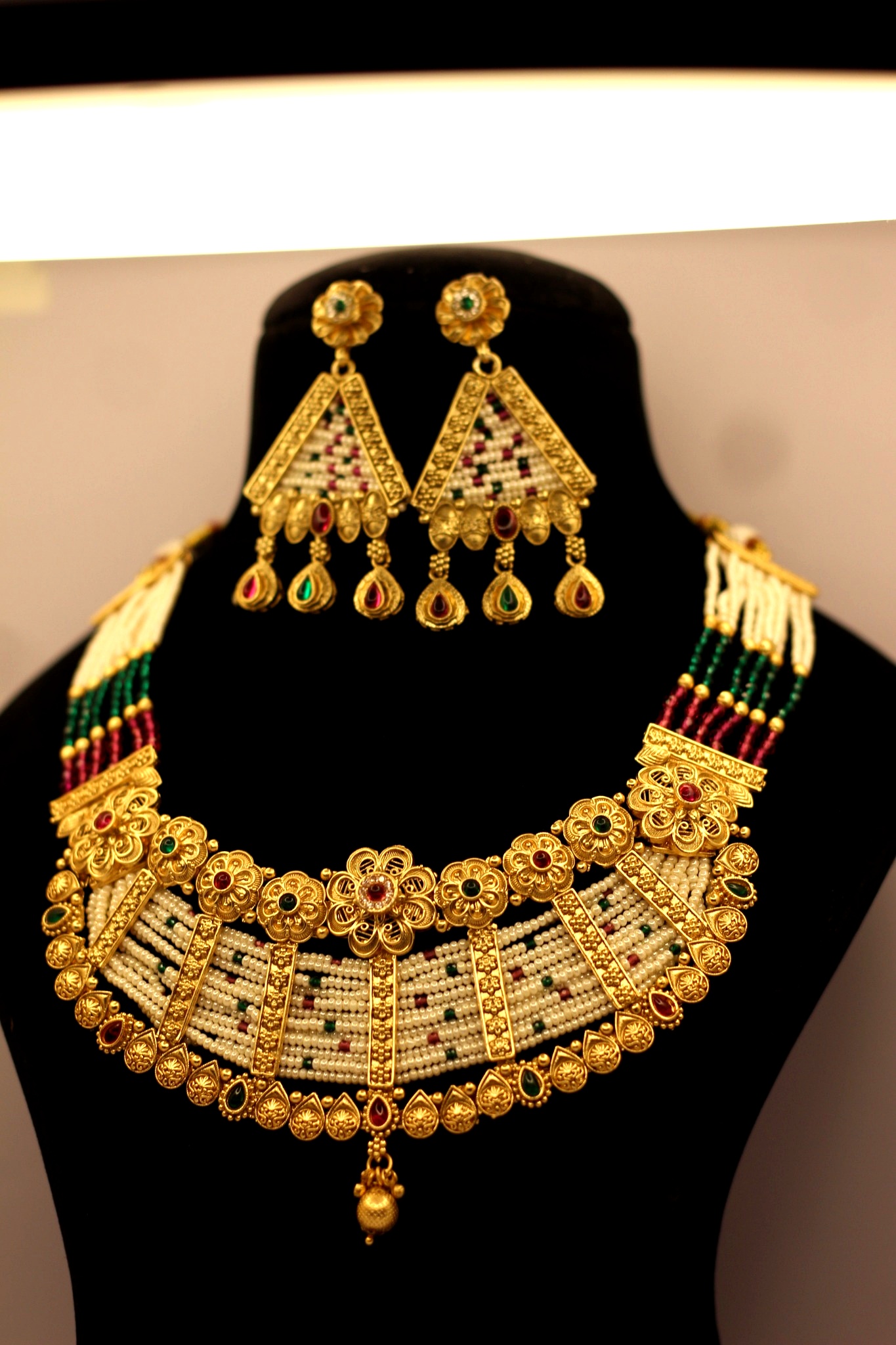 Dome-shaped traditional design with floral top - Image 4