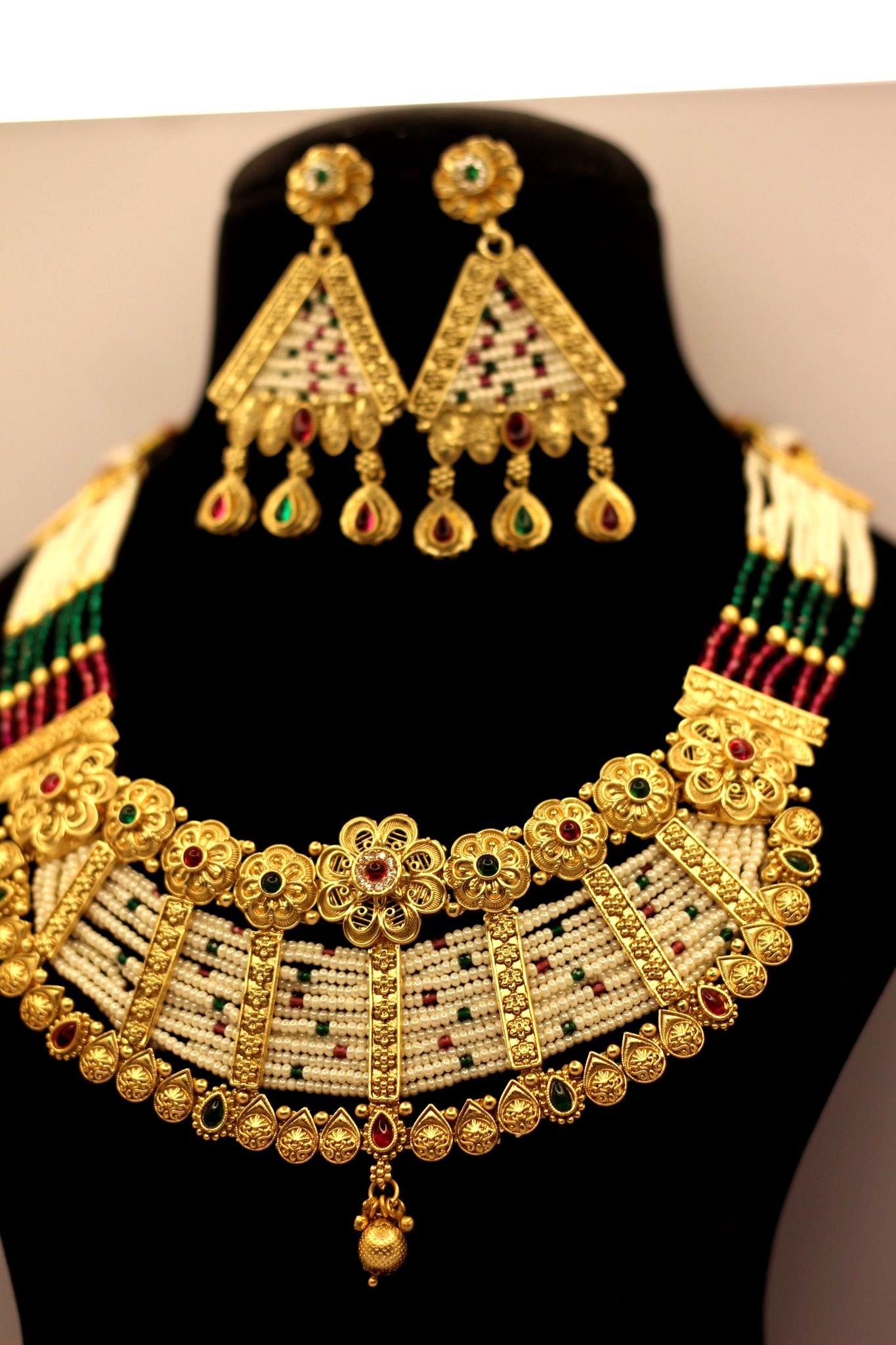 Dome-shaped traditional design with floral top - Image 3