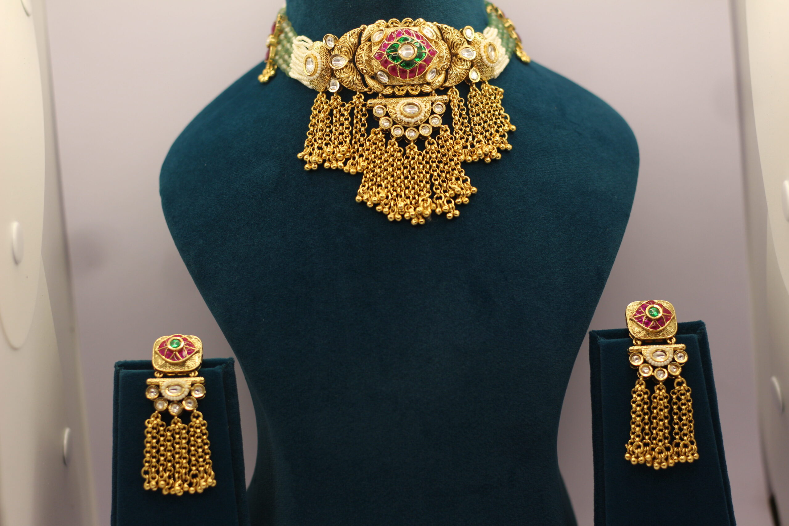 Royal Gold Plated Choker Necklace Set with Earrings - Image 4