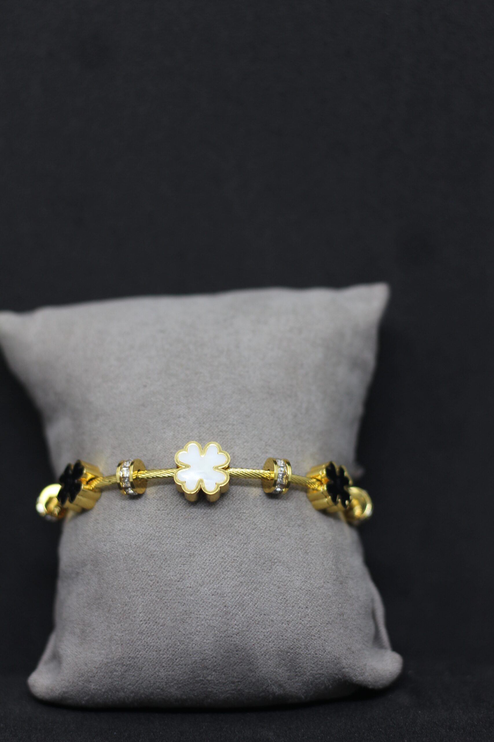 Gold-Plated Flower Charm Bracelet – Elegant & Stylish Jewelry