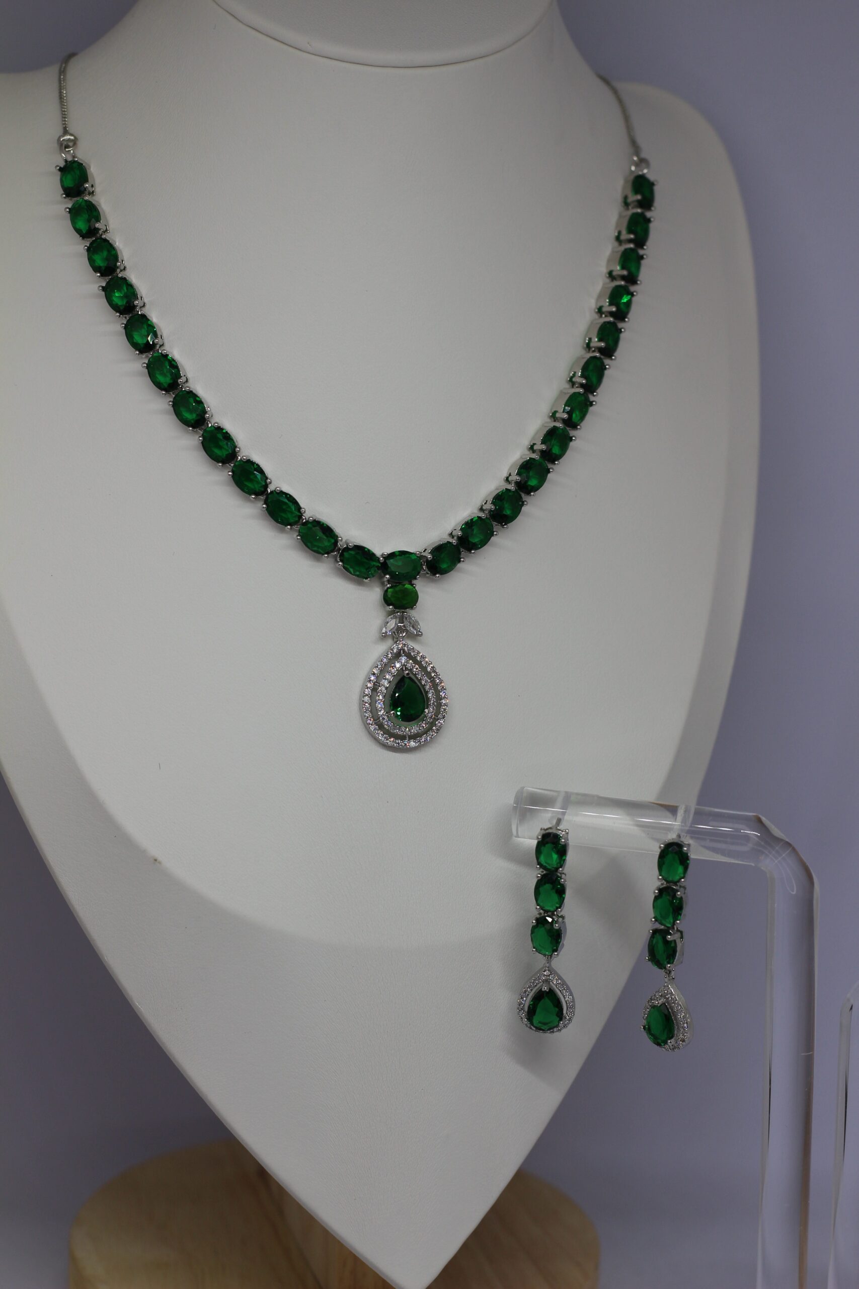 Royal Emerald Cluster Necklace Set - Image 3