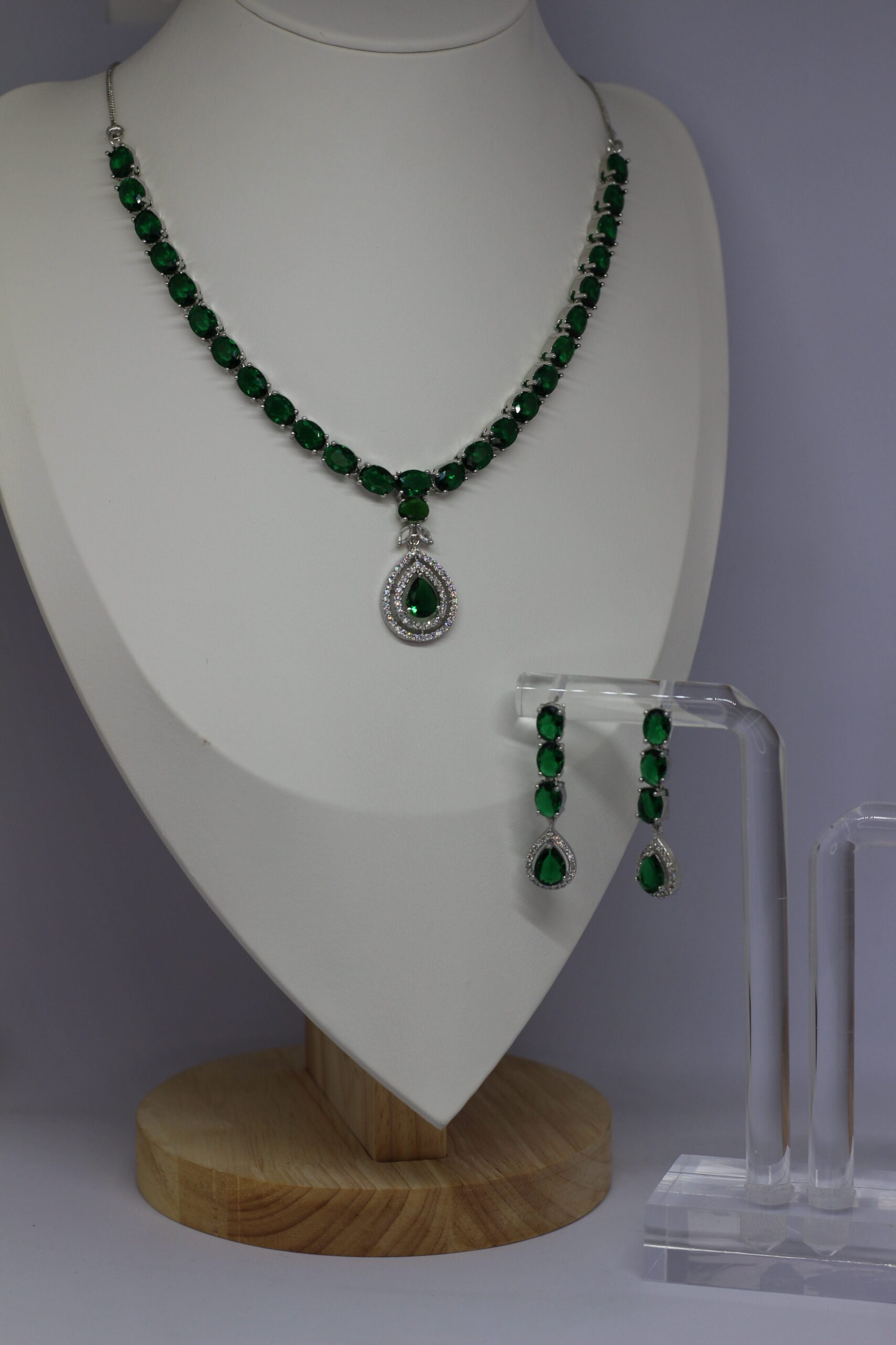 Royal Emerald Cluster Necklace Set - Image 4