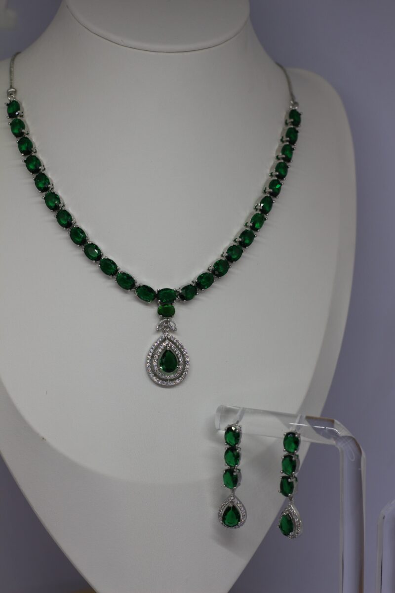 Royal Emerald Cluster Necklace Set - Image 2
