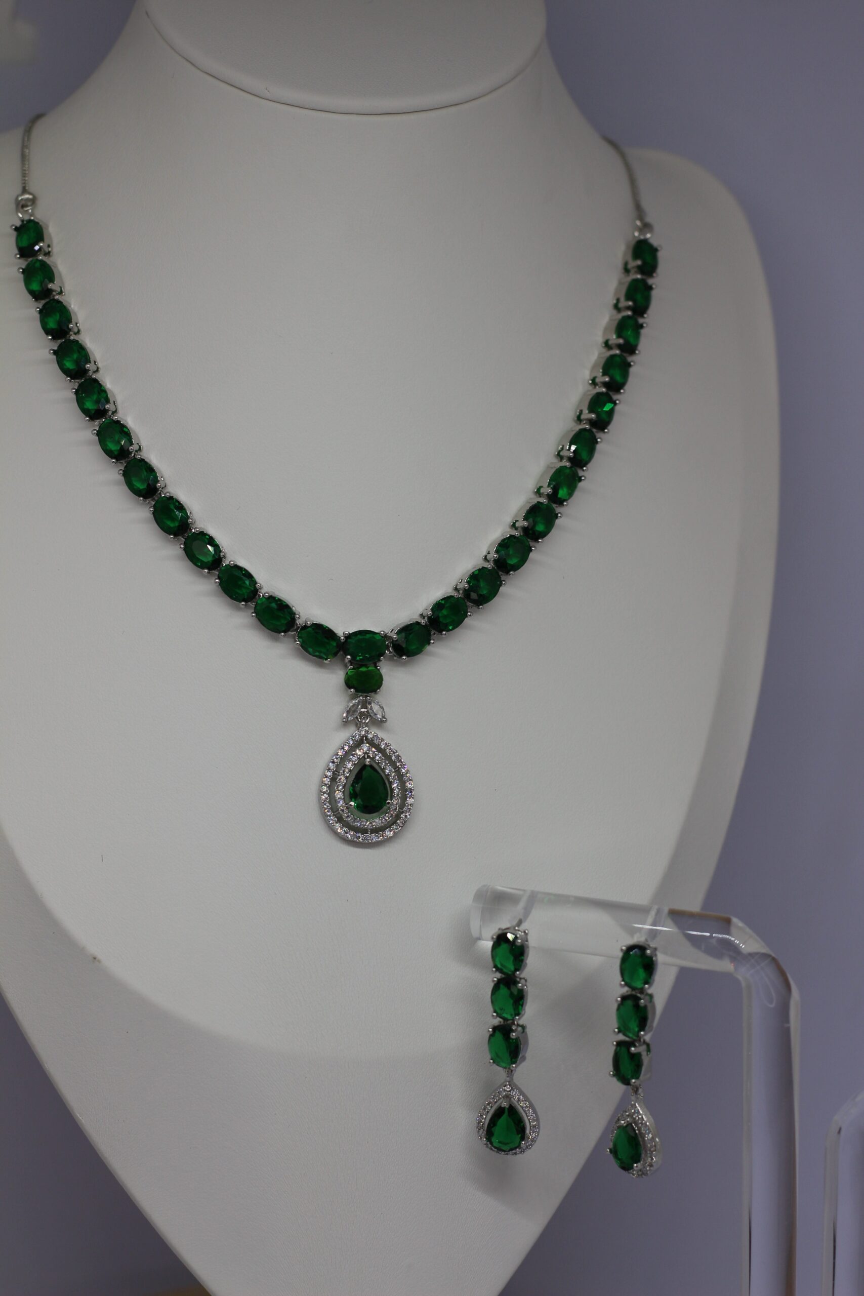 Royal Emerald Cluster Necklace Set - Image 2