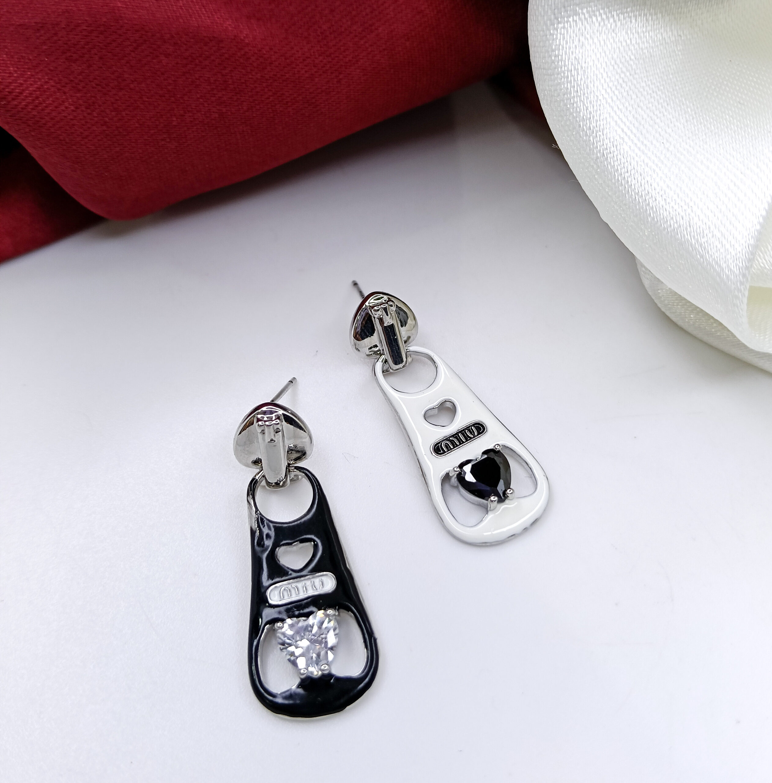 Cute Mismatched Zipper Pull Earrings - Image 3
